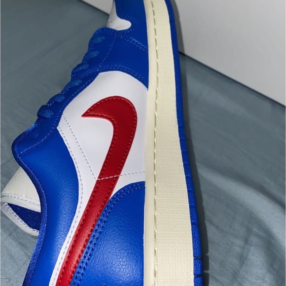 Jordan 1 low(womens) 10,5 - Picture 2 of 3
